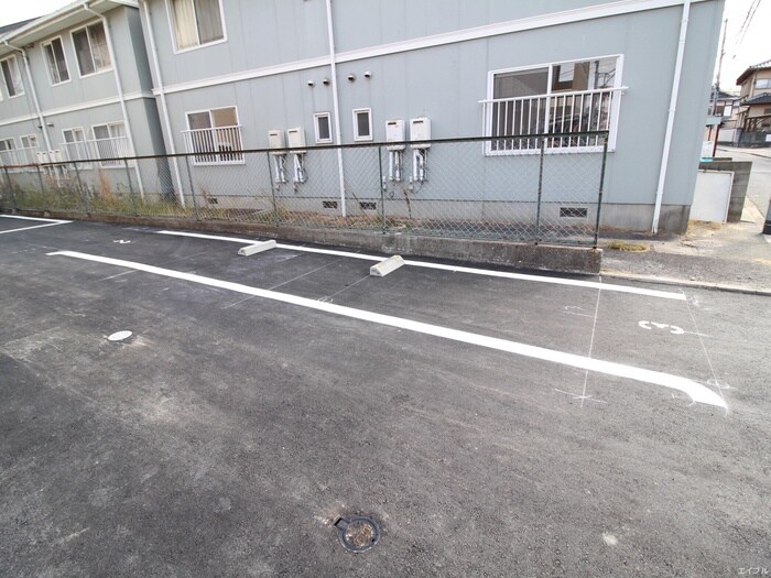 物件外観写真3　(駐車場)