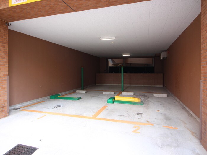 物件外観写真6　(駐車場)