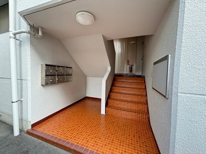 物件外観写真4　(エントランス部分)