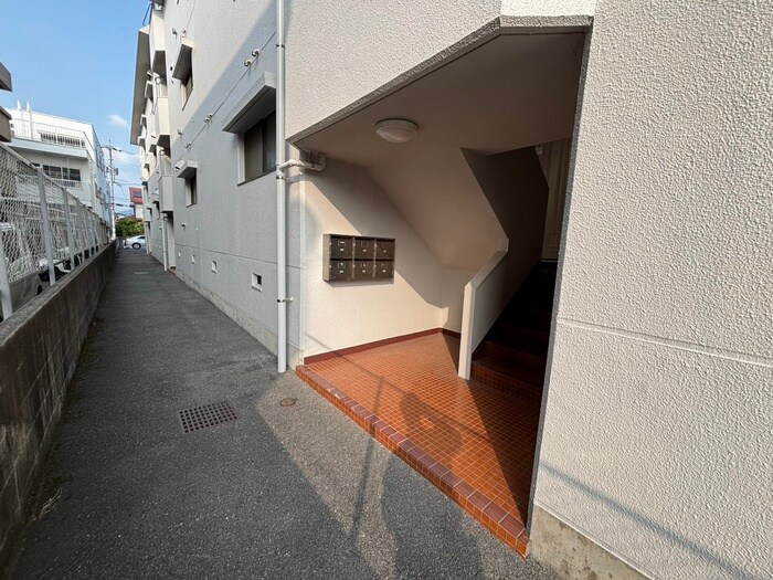 物件外観写真5　(エントランス部分)