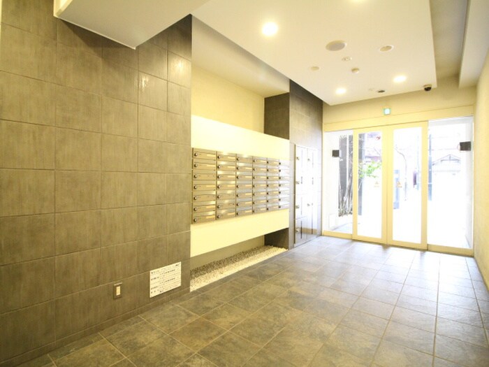 物件外観写真6　(エントランス部分)