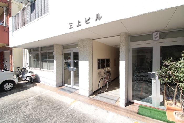 物件外観写真2　(エントランス部分)