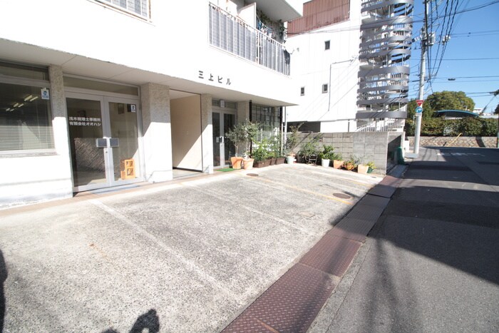 物件外観写真4　(駐車場)