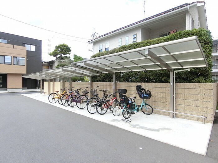 物件外観写真3　(駐輪場)