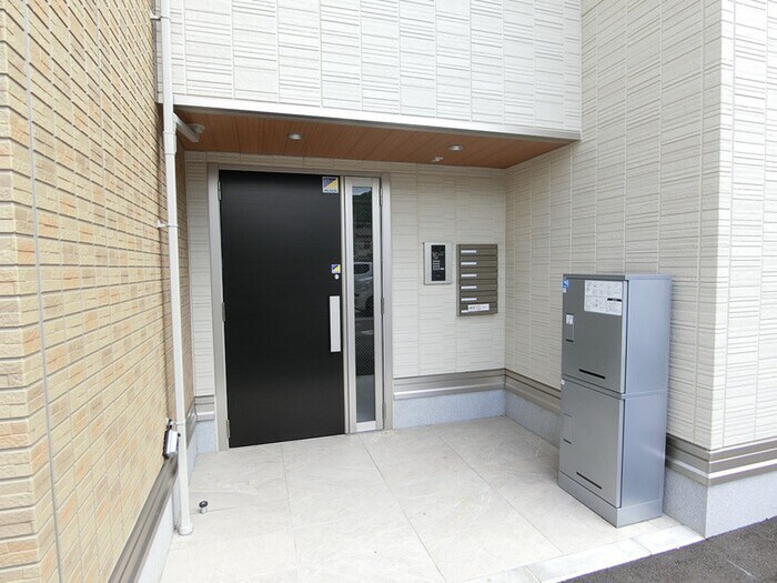 物件外観写真4　(エントランス部分)