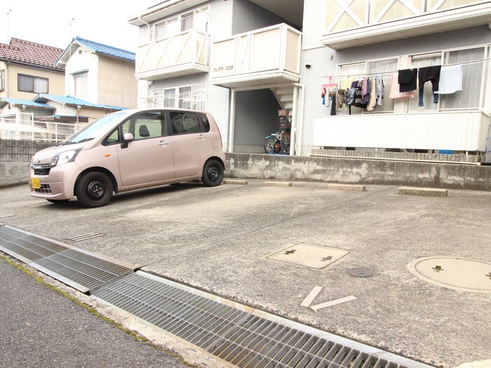 物件外観写真2　(駐車場)