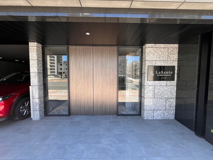 物件外観写真4　(エントランス部分)