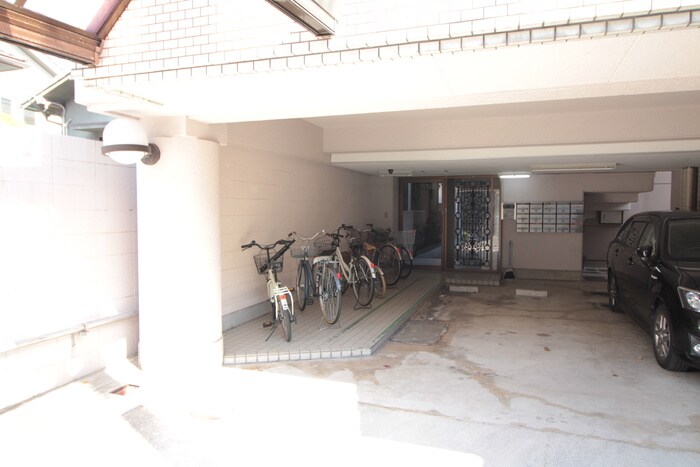 物件外観写真2　(エントランス部分)