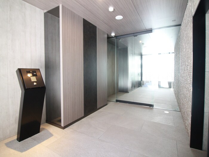 物件外観写真2　(エントランス部分)