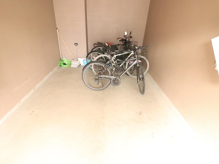 物件外観写真3　(駐輪場)
