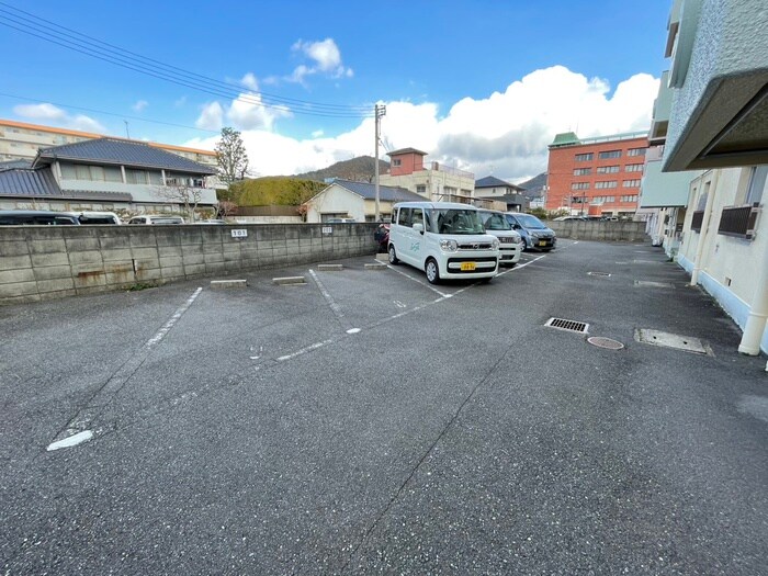 物件外観写真3　(駐車場)