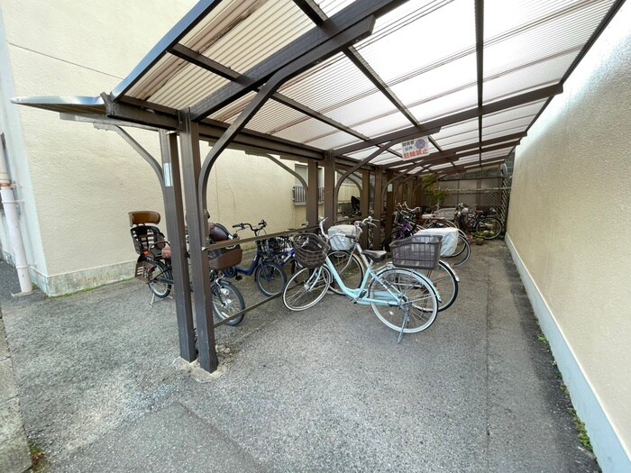 物件外観写真4　(駐輪場)