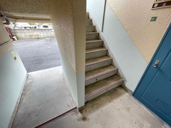 物件外観写真6　(エントランス部分)