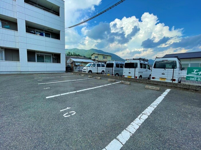 物件外観写真5　(駐車場)