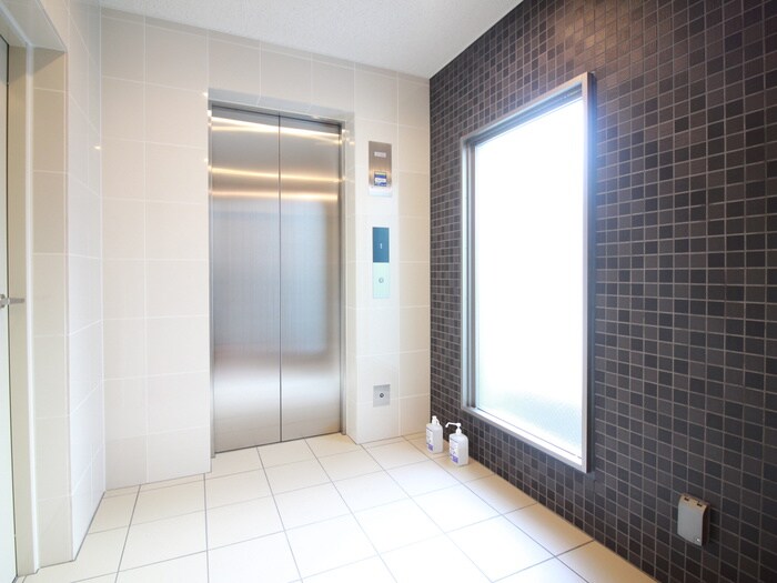 物件外観写真6　(エントランス部分)