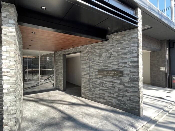 物件外観写真2　(エントランス部分)