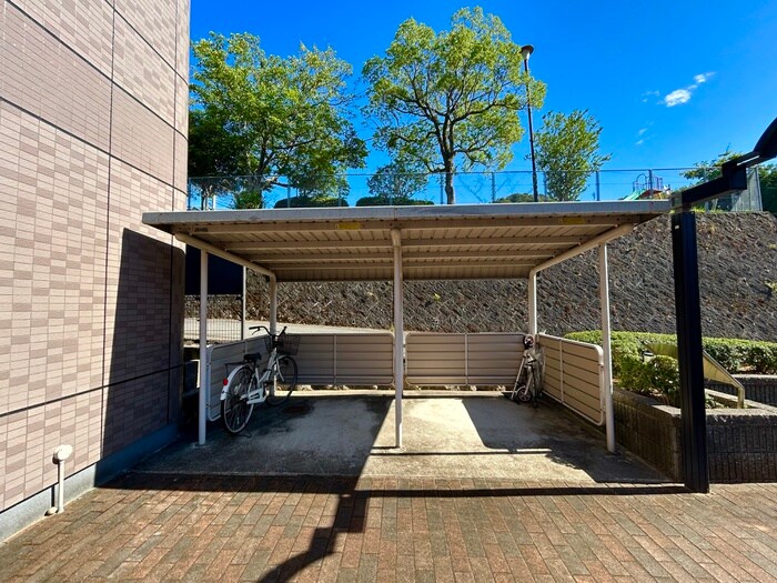物件外観写真2　(駐輪場)