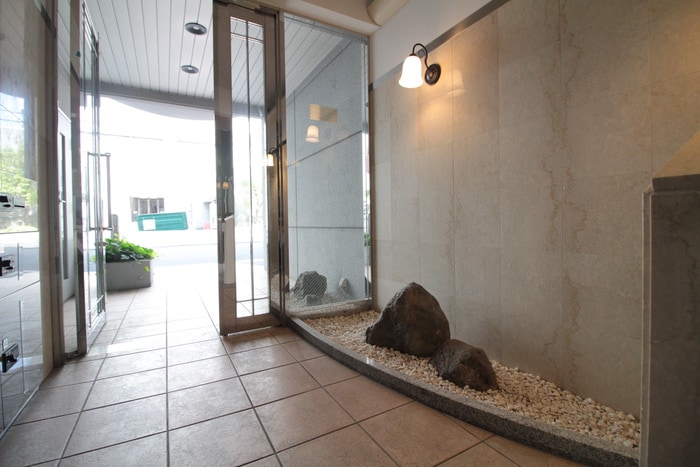 物件外観写真2　(エントランス部分)