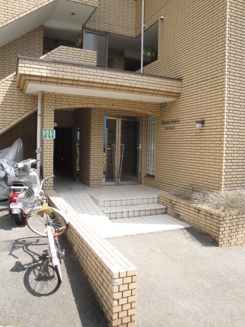 物件外観写真2　(エントランス部分)