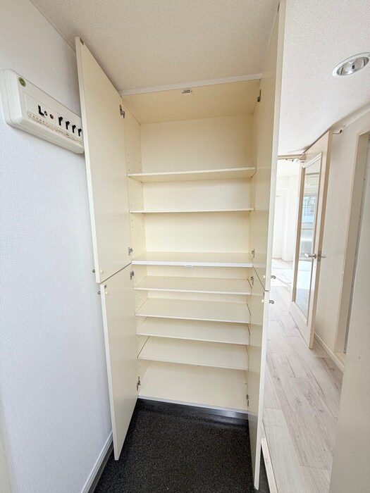 物件内観写真13　(玄関)