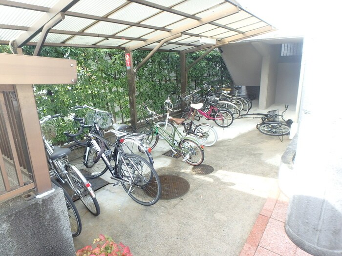物件外観写真4　(駐輪場)