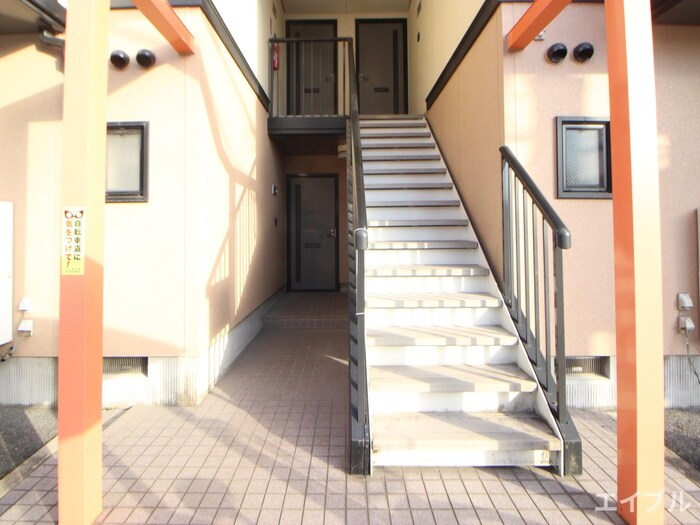 物件外観写真4　(エントランス部分)