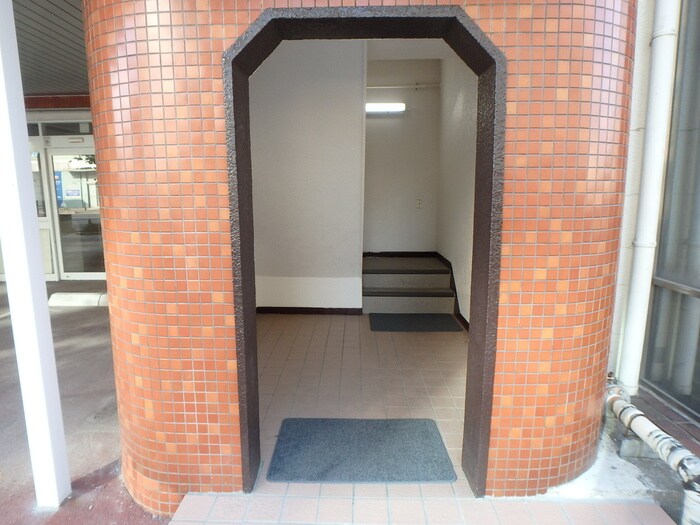 物件外観写真6　(エントランス部分)