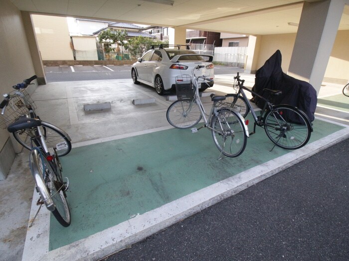 物件外観写真4　(駐輪場)