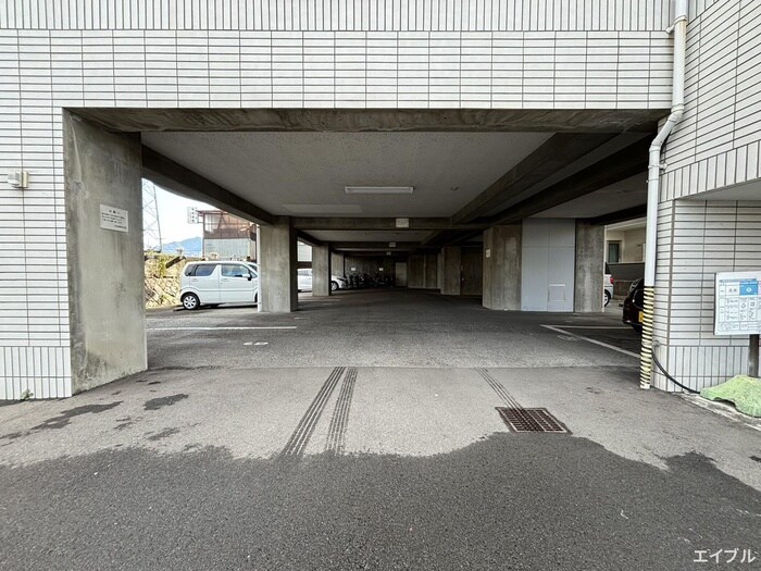 物件外観写真2　(駐車場)