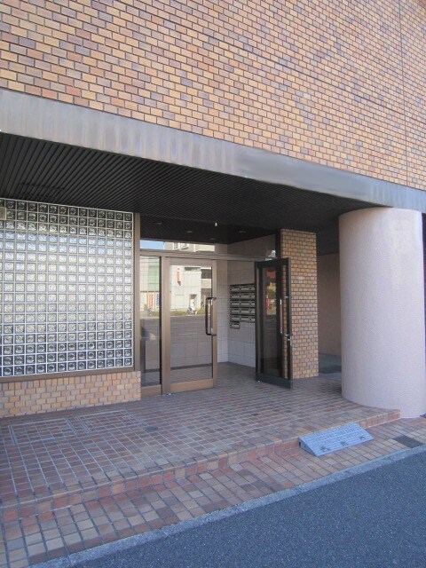 物件外観写真4　(エントランス部分)