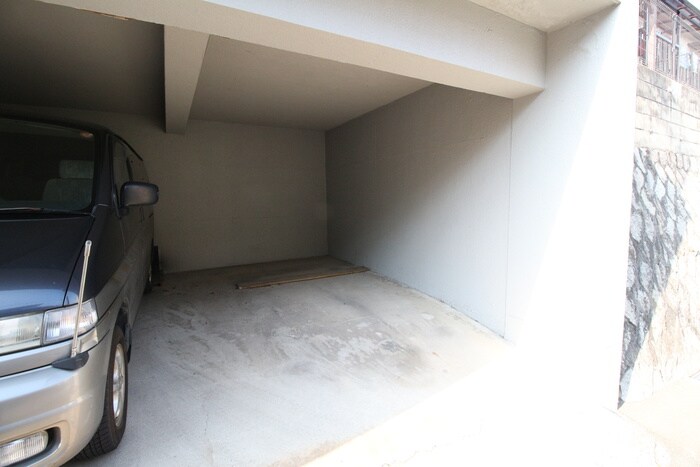 物件外観写真4　(駐車場)