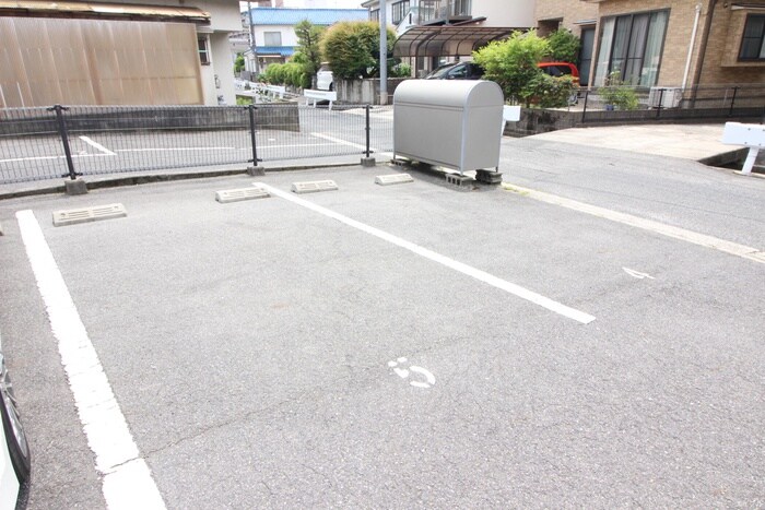 物件外観写真4　(駐車場)