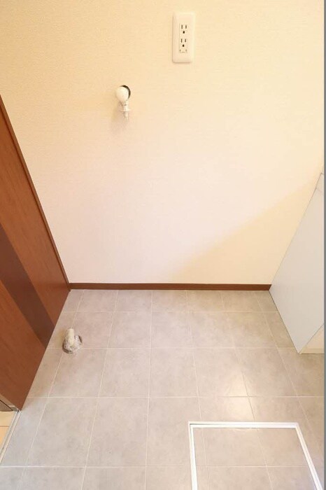 物件内観写真11　(洗濯機置場)