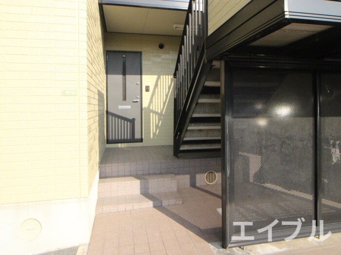 物件外観写真6　(エントランス部分)