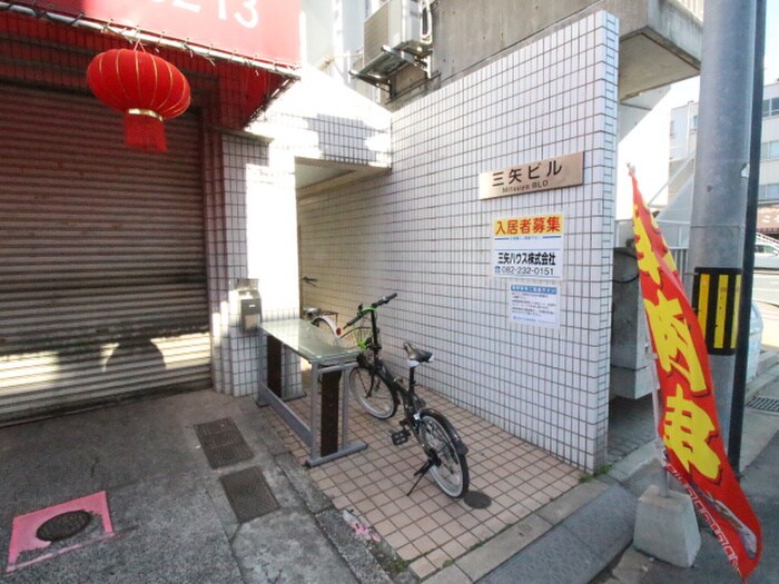 物件外観写真2　(エントランス部分)