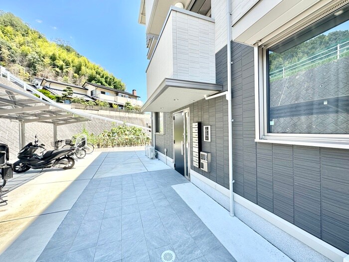 物件外観写真2　(エントランス部分)