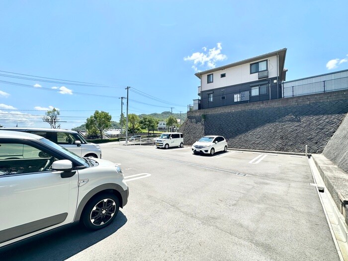 物件外観写真4　(駐車場)
