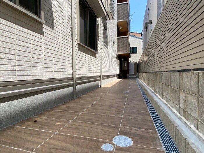 物件外観写真2　(エントランス部分)