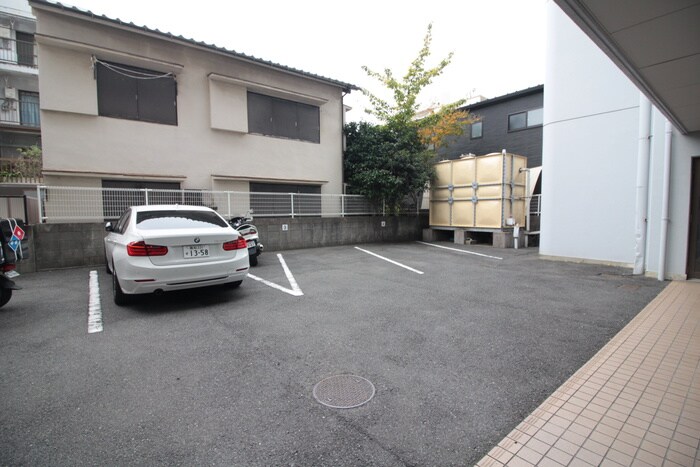 物件外観写真6　(駐車場)
