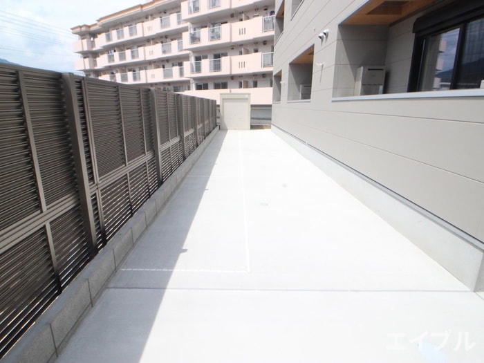 物件外観写真5　(バイク置き場)