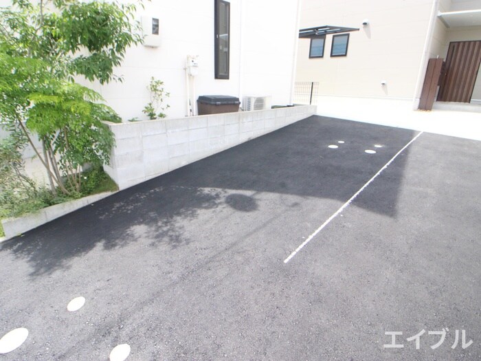 物件外観写真6　(駐車場)