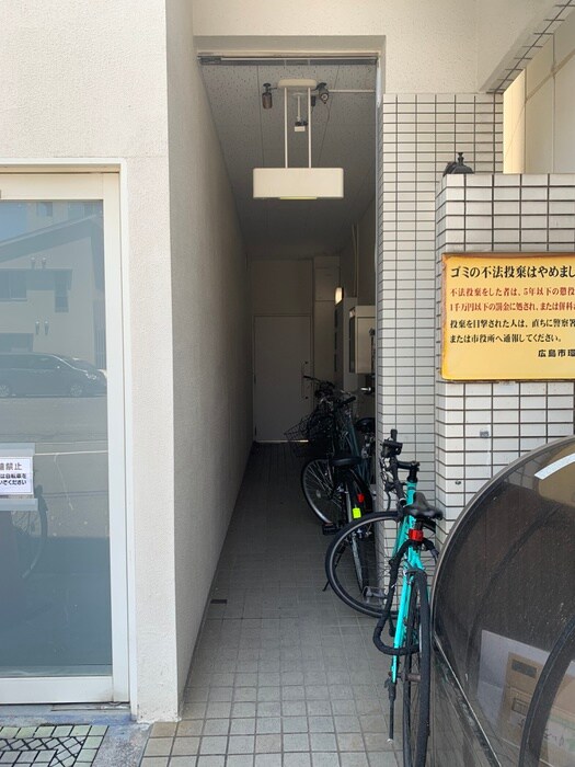 物件外観写真2　(エントランス部分)