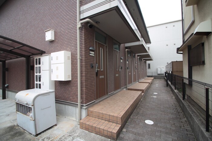 物件外観写真2　(エントランス部分)