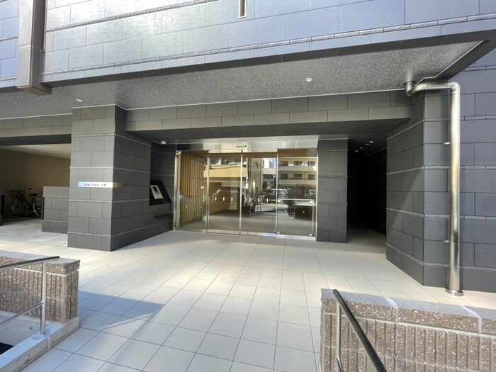 物件外観写真2　(エントランス部分)