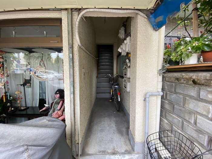 物件外観写真2　(エントランス部分)