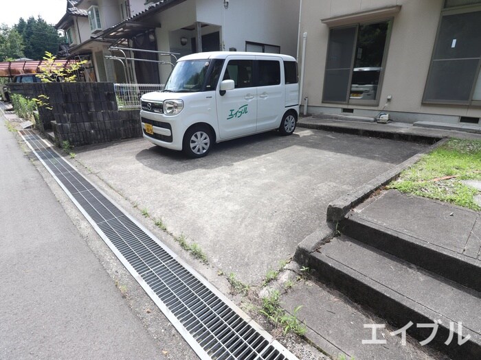 物件外観写真2　(駐車場)