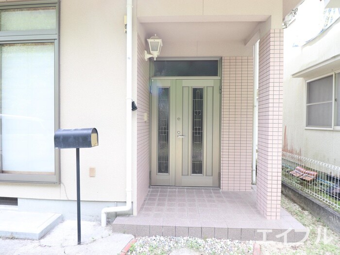 物件外観写真4　(エントランス部分)