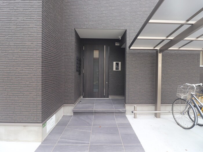 物件外観写真2　(エントランス部分)