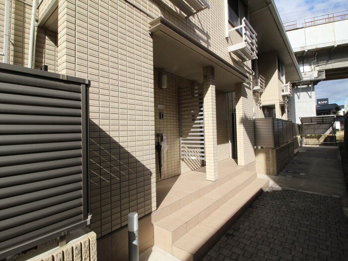 物件外観写真5　(エントランス部分)