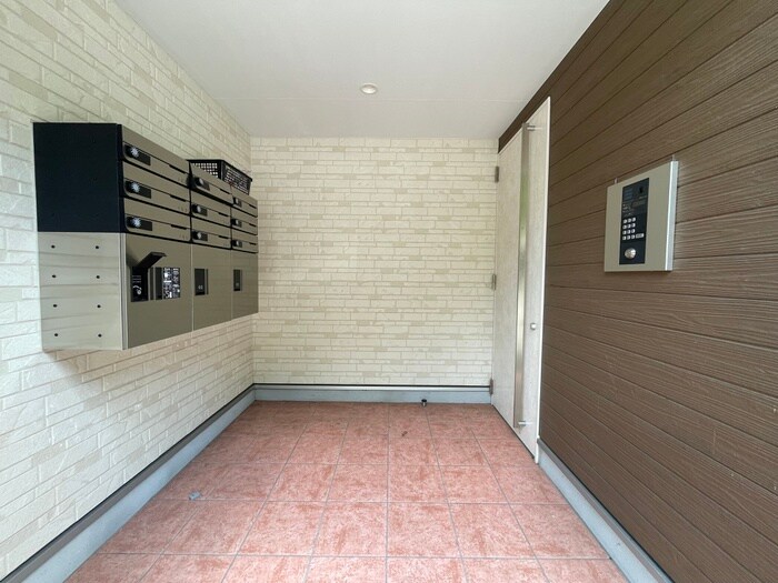 物件外観写真3　(エントランス部分)